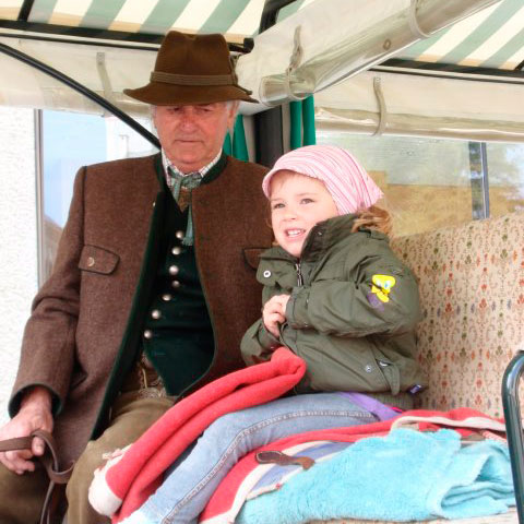Opa Horst Juza mit seiner Enkeltochter Antonia am Kutschbock