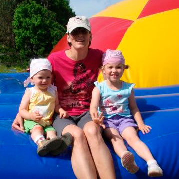 Marion Juza mit den beiden jüngsten Juzas: Antonia und Rafaela